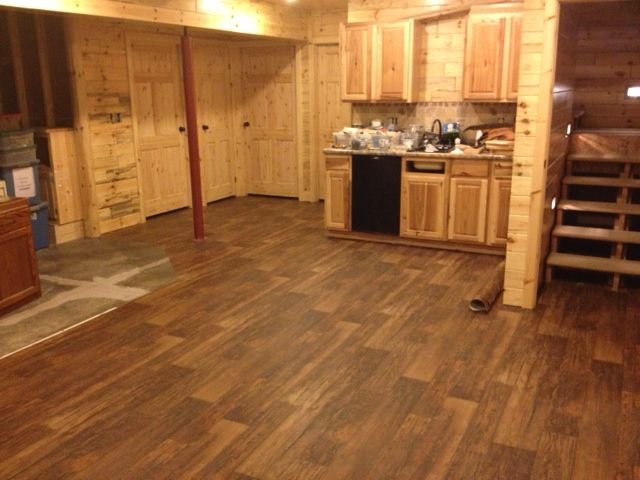 4 381 080113 Vinyl floor 1.jpg