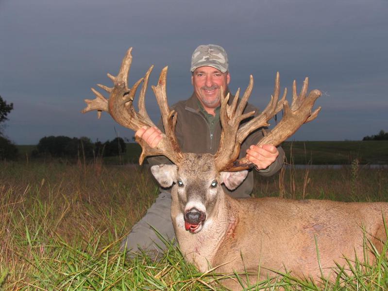 4143-world-record-whitetail-buck-2008-01